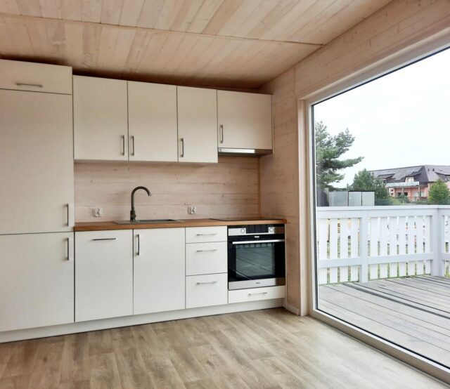 Dom mobilny - Podłoga w kuchni z widokiem na taras