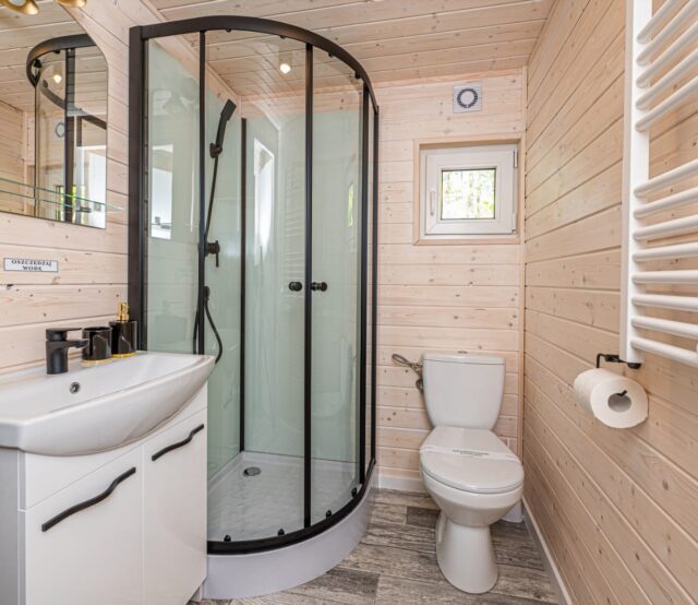 Łazienka z prysznicem w domku mobilnym