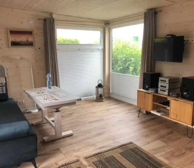 Duże narożne okno w domku mobilnym